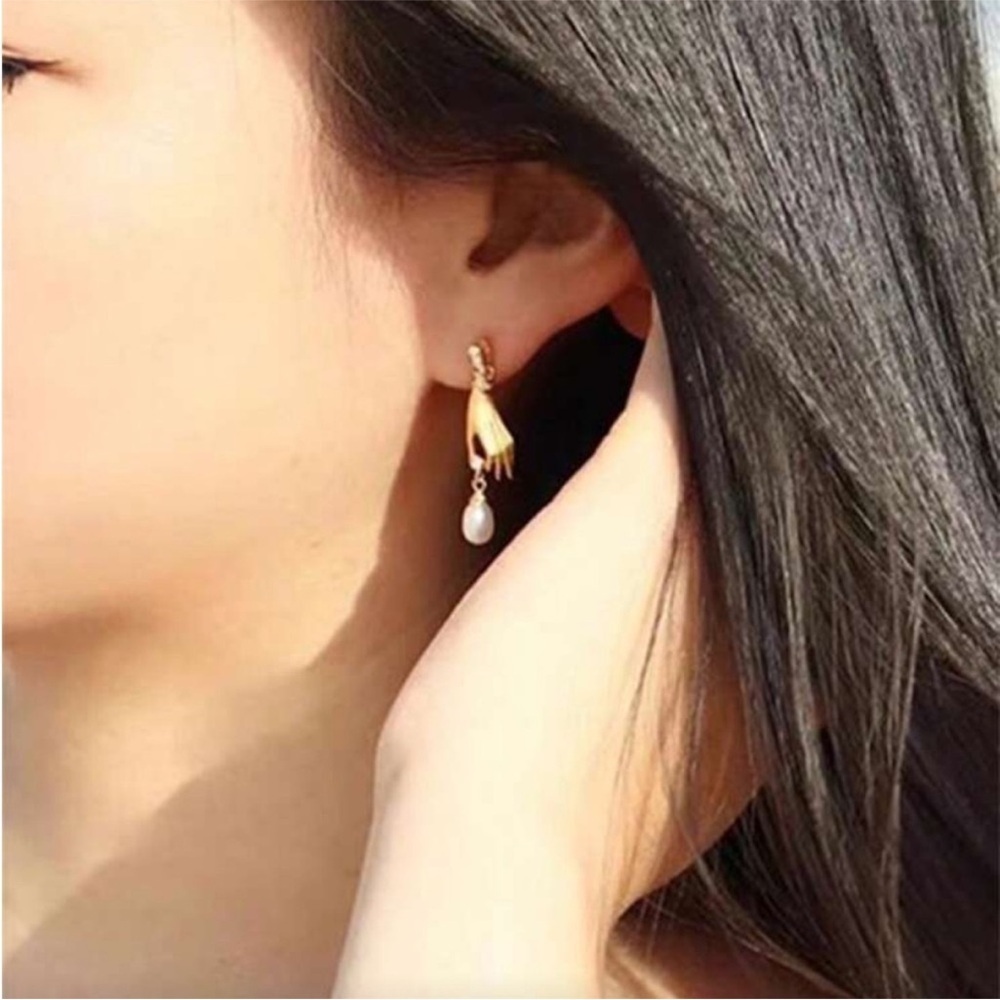 Victorian Gold Hand Motif Pearl Earrings - Picture 4 of 5